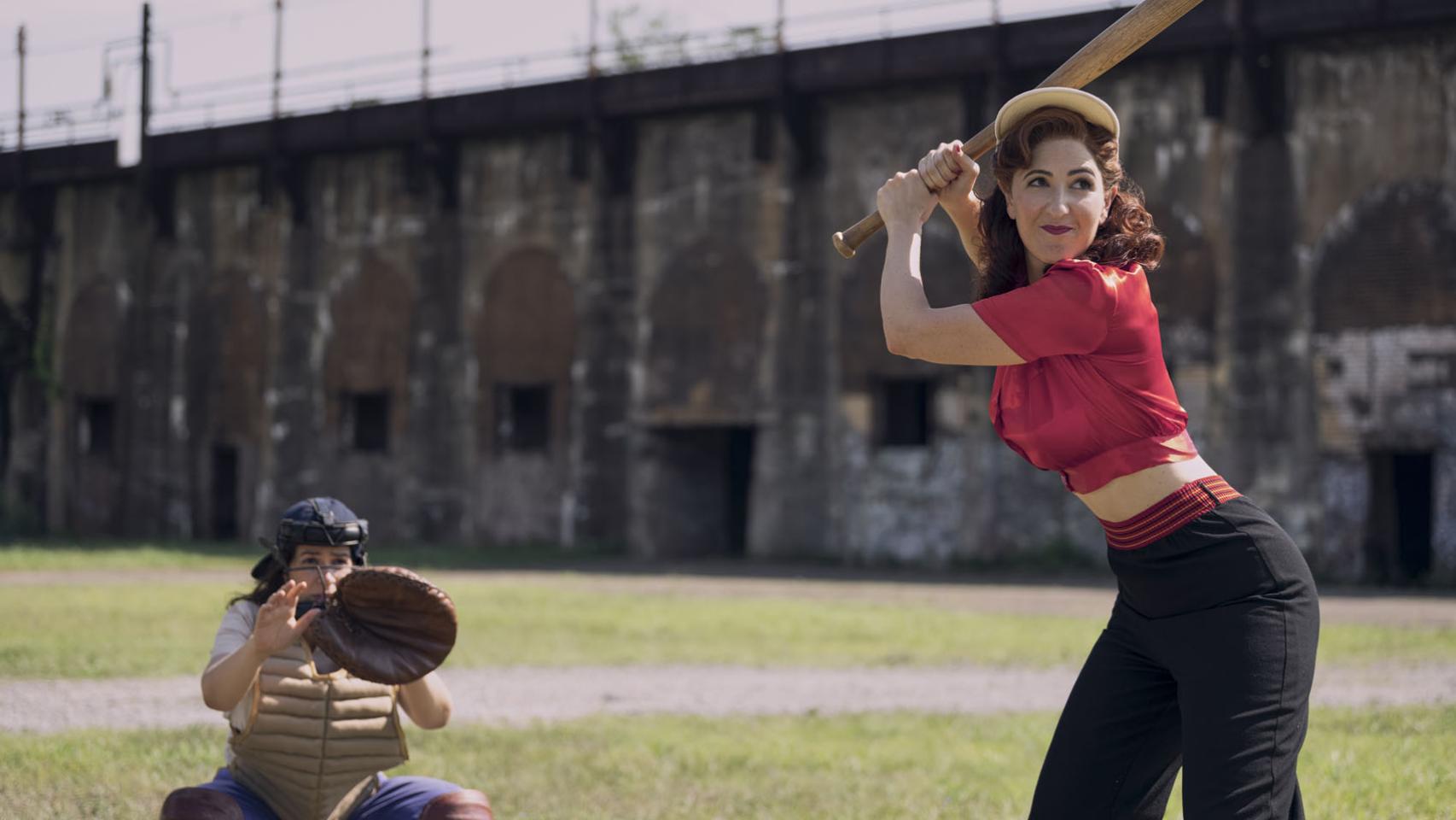 Así se hizo 'A League of Their Own', la serie basada en 'Ellas dan el golpe', nos lo cuenta su showrunner