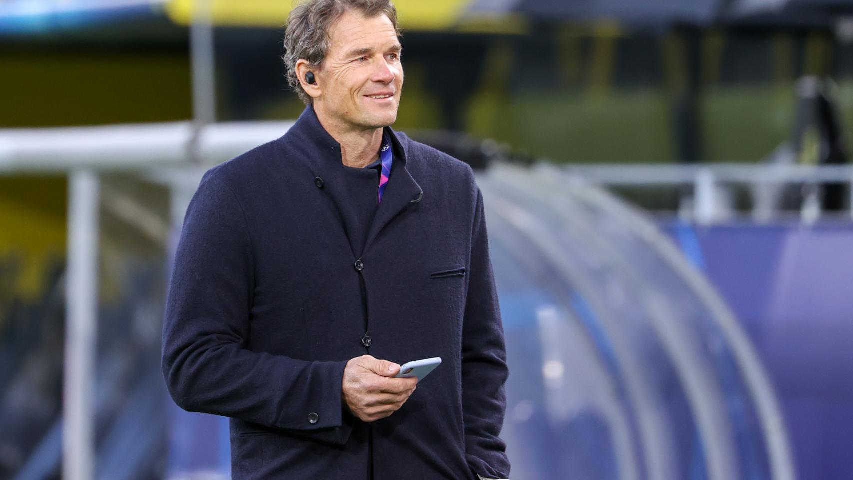 El exportero Jens Lehmann sigue un partido de fútbol