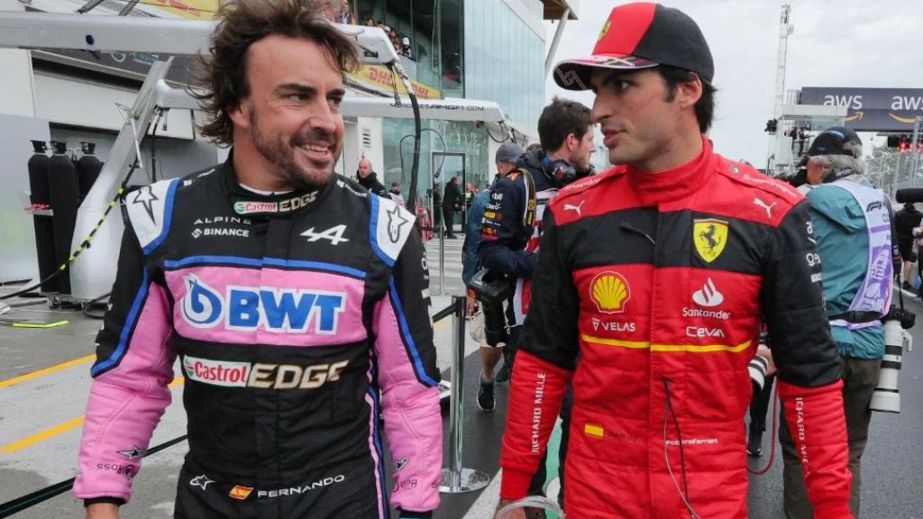 Fernando Alonso y Carlos Sainz, antes de una carrera en el Mundial de 2022