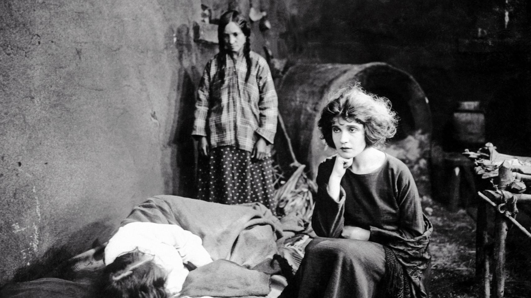 Johan Hagemeyer: Tina Modotti en el papel de María de la Guarda en la película 'The Tiger’s coat', 1920. Foto: © Johan Hagemeyer. Courtesy: Galerie Bilderwelt, Reinhard Schultz