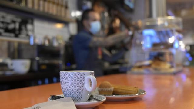 Un hostelero intenta recuperar su actividad tras la crisis del coronavirus