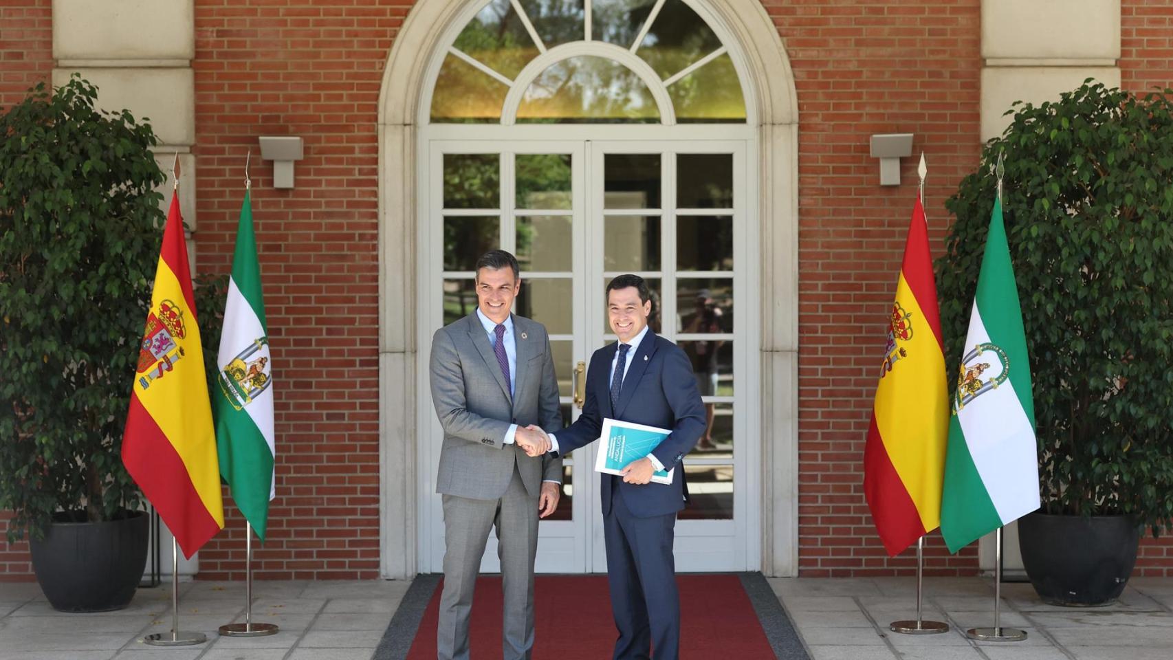 El presidente del Gobierno, Pedro Sánchez, y el presidente de Andalucía, Juanma Moreno.