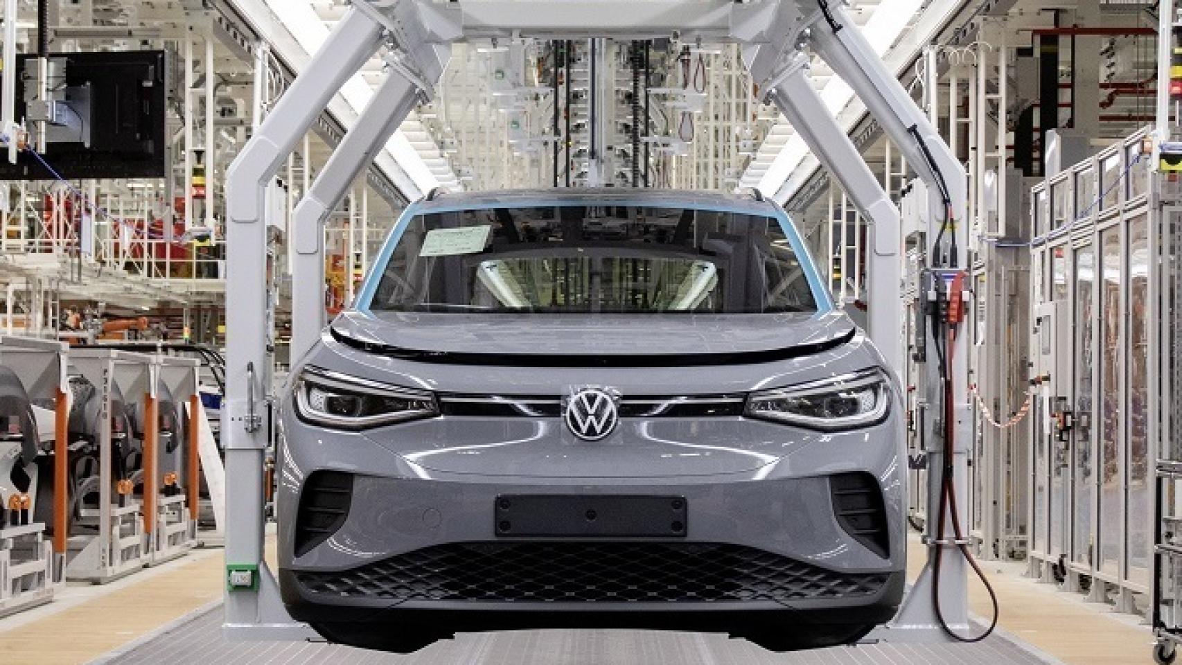 Producción del coche eléctrico Volkswagen ID.4 en la planta de Emden.