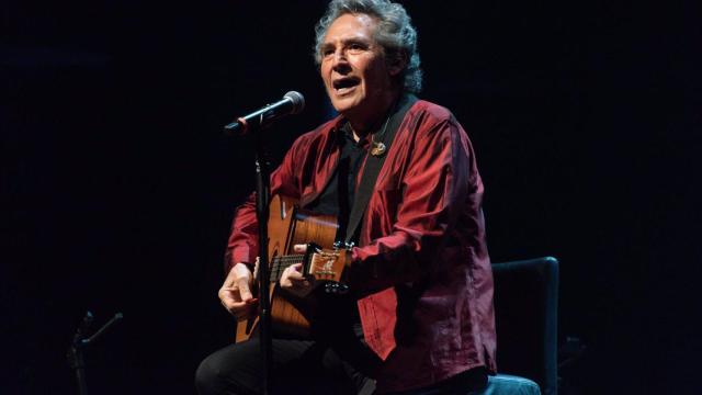 Miguel Ríos durante uno de sus últimos conciertos.