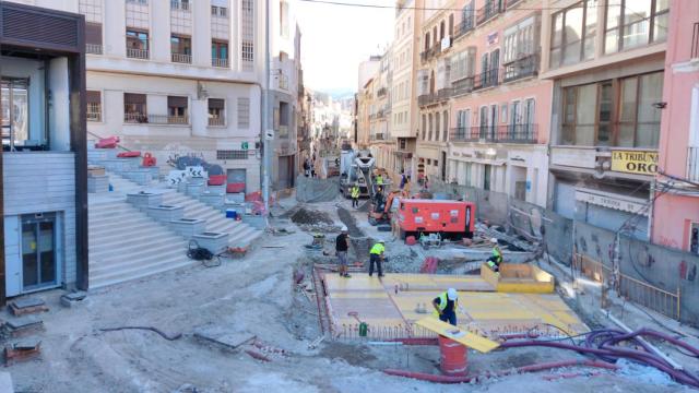 Una imagen de archivo de la calle Carretería en obras y el ascensor junto a la Tribuna de los Pobres.