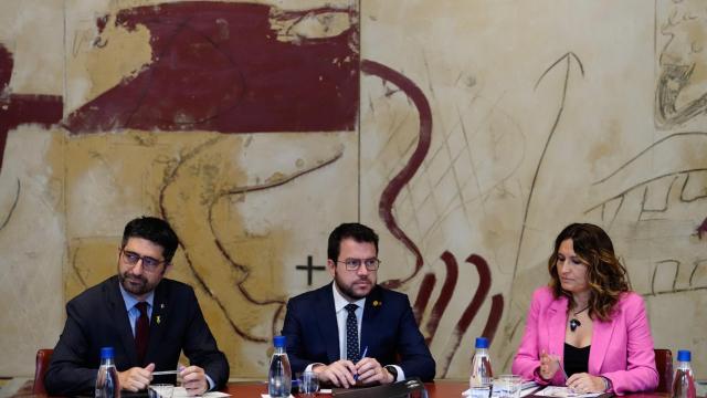 El presidente de la Generalitat, Pere Aragonès, junto a Jordi Puigneró y Laura Vilagra.