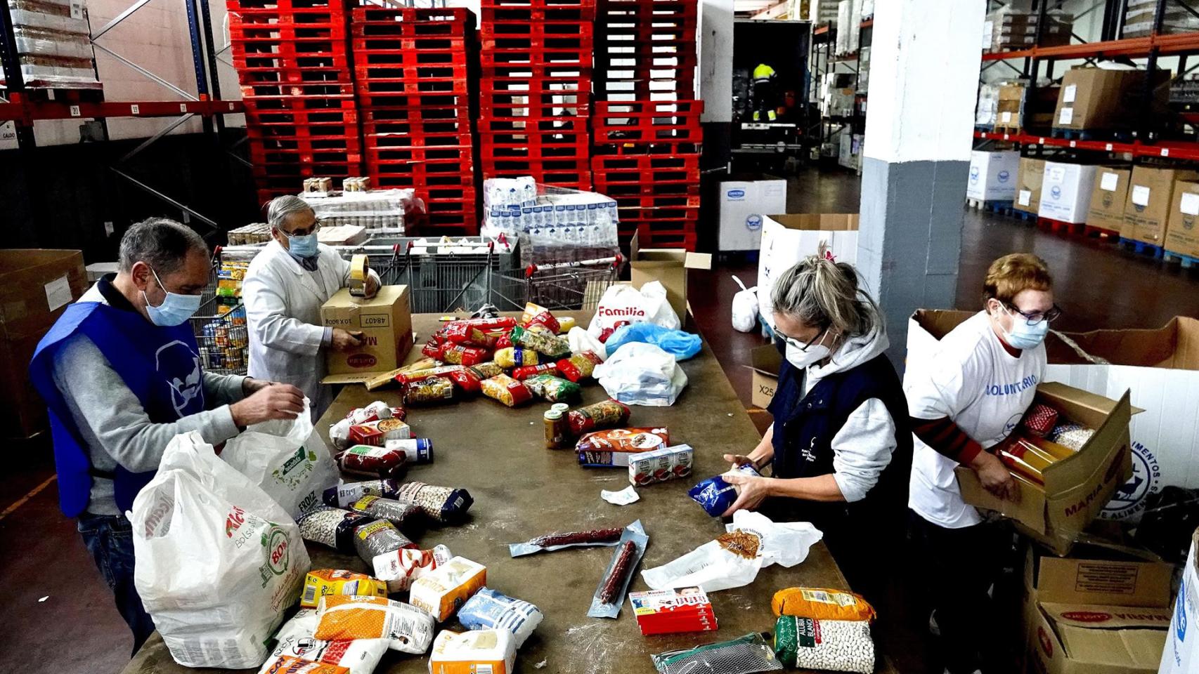 Voluntarios de la Fundación Fundación Provincial Banco de Alimentos de Vigo.