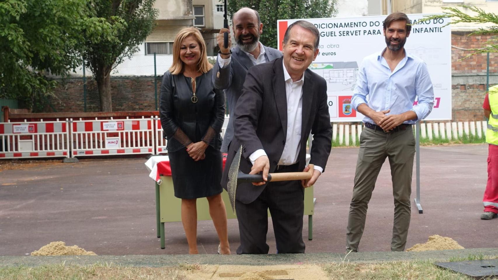 Abel Caballero en un acto simbólico del comienzo de las obras.