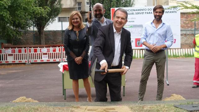 Abel Caballero en un acto simbólico del comienzo de las obras.
