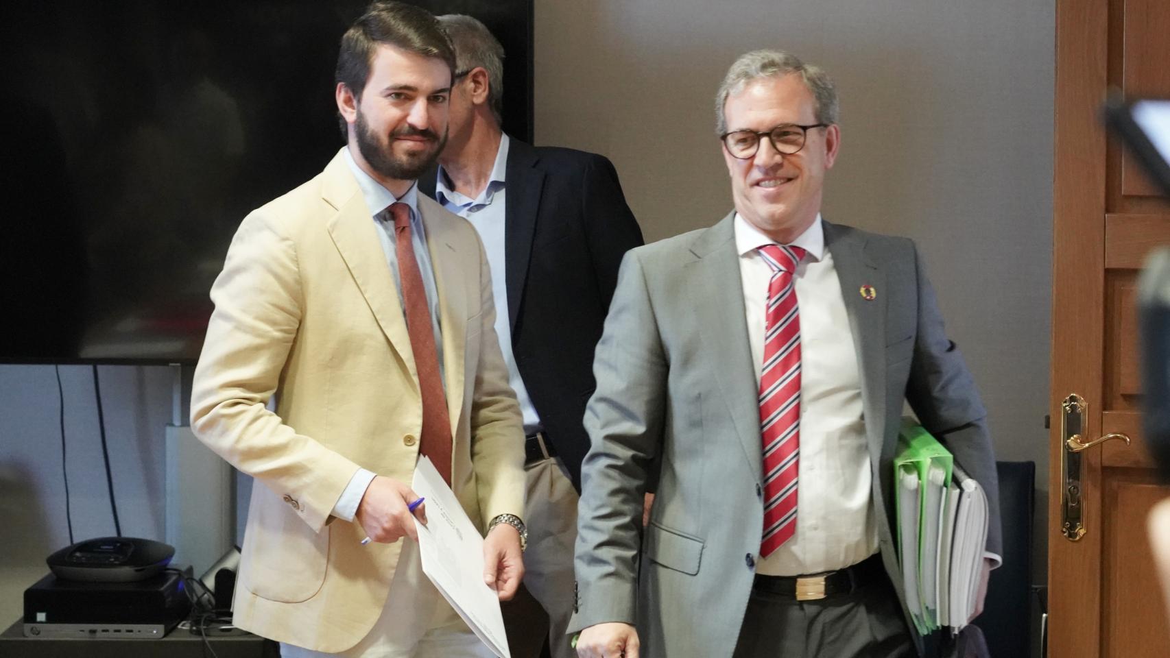 El vicepresidente de la Junta, Juan García-Gallardo, y el consejero de Industria, Mariano Veganzones, antes de la reunión con los agentes del diálogo social.