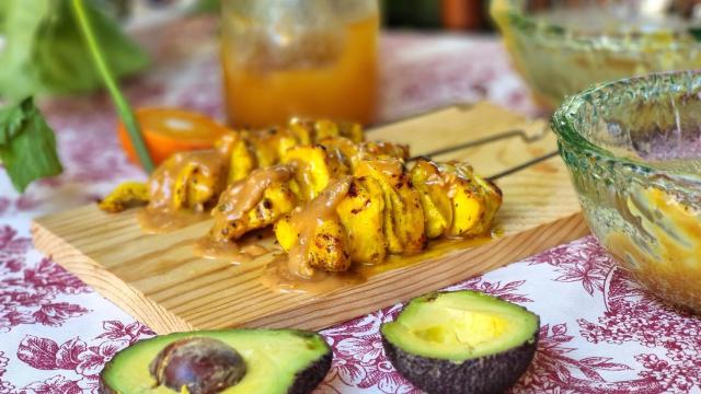 Satay de pollo, la auténtica receta para hacer las mejores brochetas con salsa de cacahuete