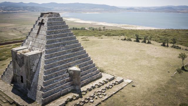 Vista aérea de la Pirámide de los Italianos, en lo alto del Puerto del Escudo