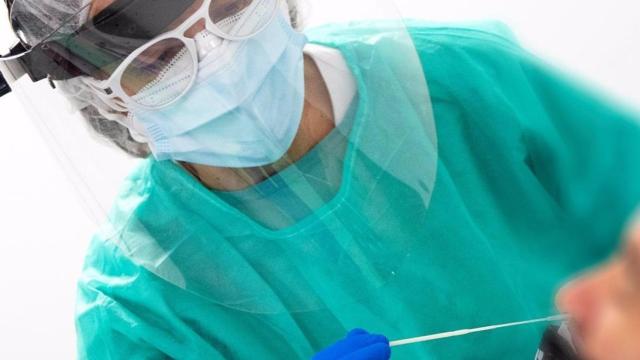Una enfemera realiza una prueba de covid