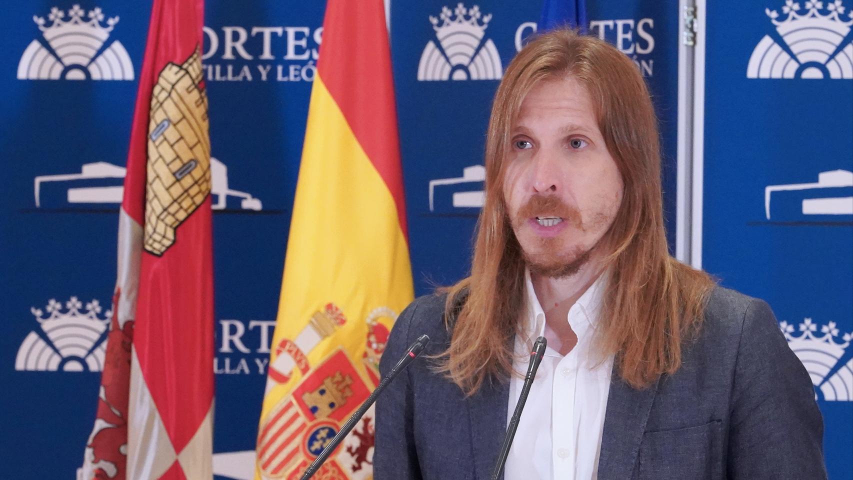 El procurador por Unidas Podemos, Pablo Fernández, ofrece una rueda de prensa en las Cortes