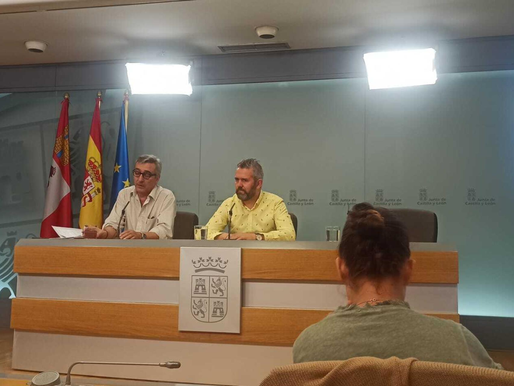 Los representantes de CCOO y UGT, Saturnino Fernández y Raúl Santa Eufemia, en su intervención tras la reunión del Diálogo Social este viernes.