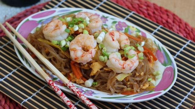 Fideos chinos con gambas, la receta que siempre vas a querer hacer en casa