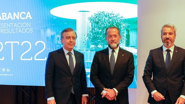 De izquierda a derecha, el consejero delegado de Abanca, Francisco Botas Ratera; el presidente, Juan Carlos Escotet Rodríguez, y el director general financiero, Alberto de Francisco Guisasola, durante la presentación de los resultados de segundo trimestre