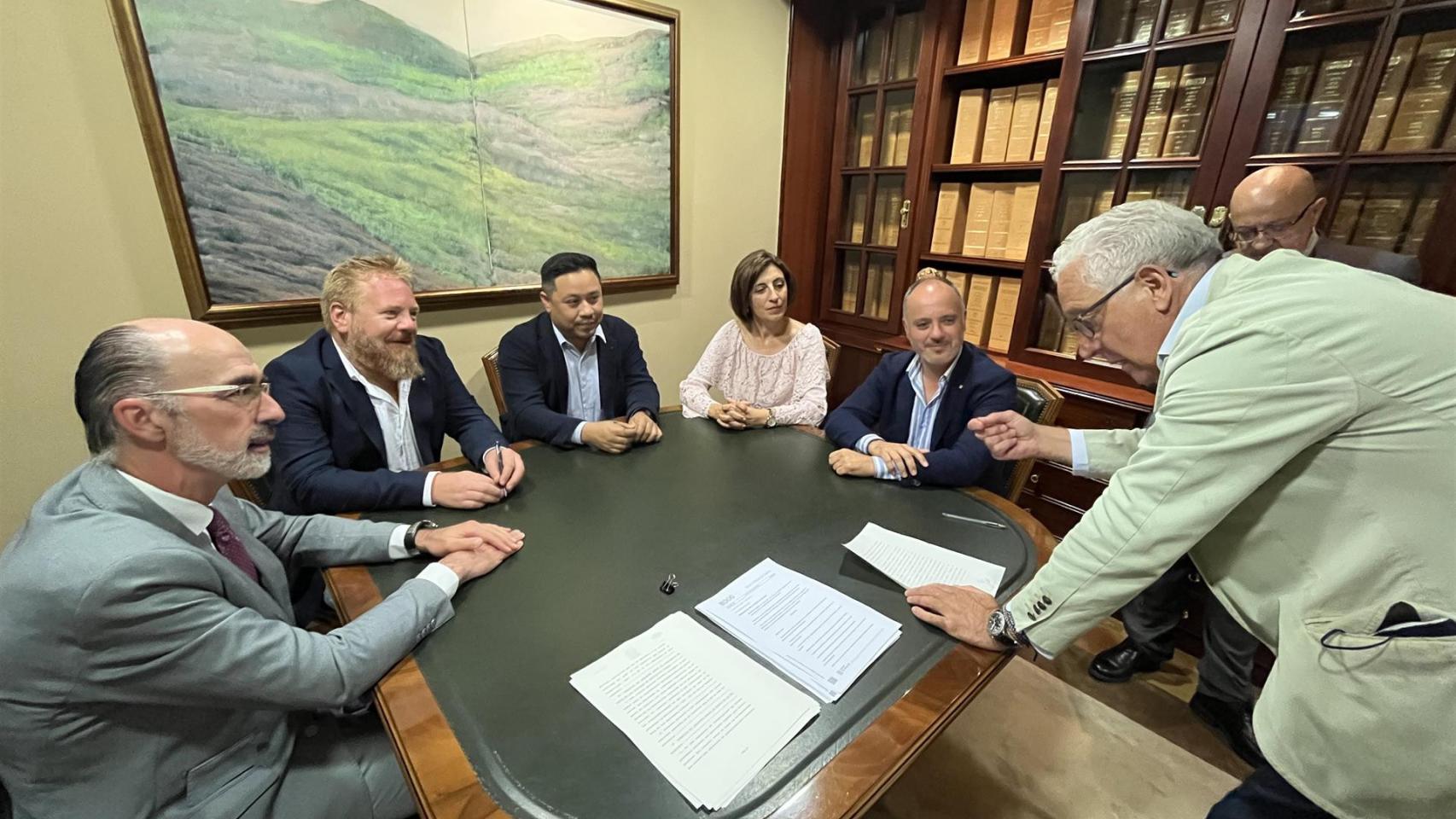 Firma de la venta de terrenos de la Plisa.