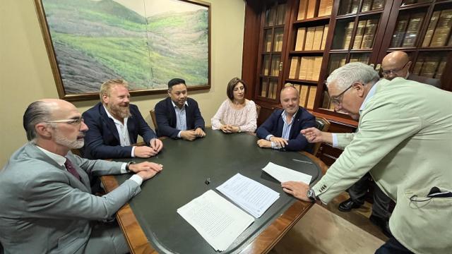 Firma de la venta de terrenos de la Plisa.