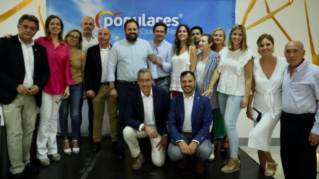Foto de familia en torno a Paco Núñez en el Congreso del PP de Alcázar en el que se ha renovado la presidencia.