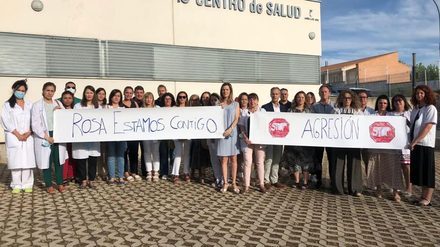 Profesionales del Centro de Salud de Camarena se concentraron en junio en apoyo a la enfermera agredida en Chozas de Canales.