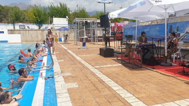 El público en la piscina sigue el concierto acústico de Anni B. Sweet.