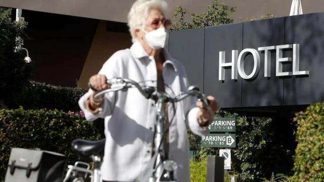 Una persona mayor pasa por delante de un hotel de Benidorm, en imagen de archivo.