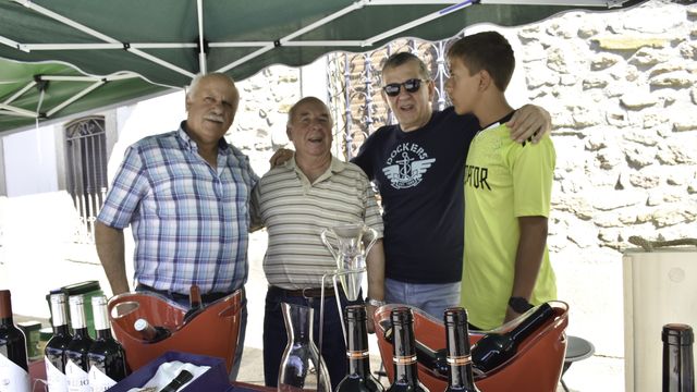 El alcalde de Hinojosa, José Francisco Bautista, visita el estand de Viña Romana de Villarino