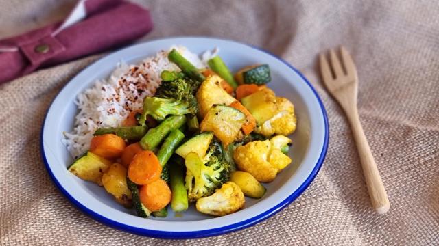 Verduras al estilo indio sobre arroz, viaja sin moverte de casa y sin ingredientes raros
