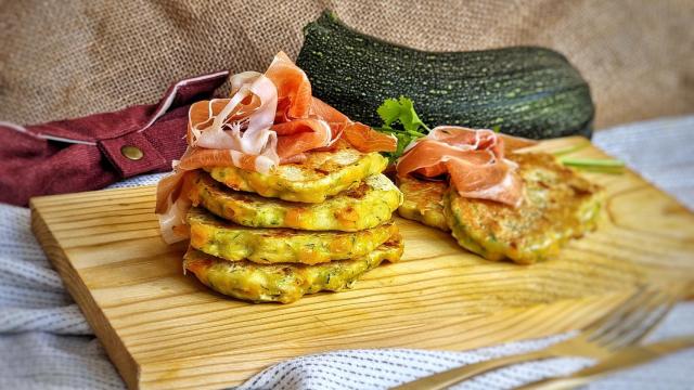 Tortitas de calabacín y jamón para un desayuno salado lleno de energía