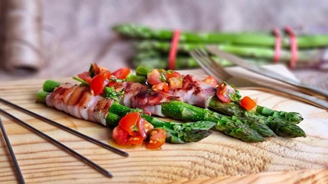 Brochetas de espárragos y panceta, perfectas para un día de barbacoa