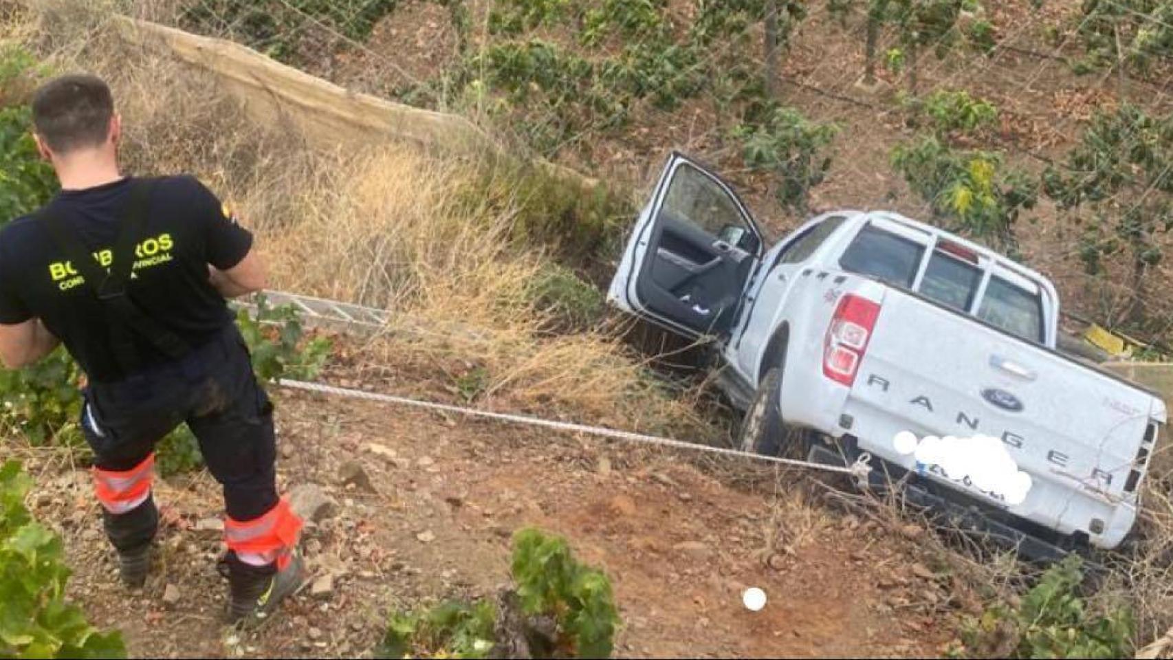 El vehículo tras caer por el terraplén.