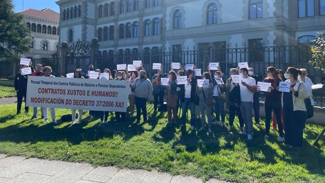 Trabajadores de las listas temporales de residencias públicas de mayores y de personas dependientes de Galicia se manifiestan, en una foto de archivo.