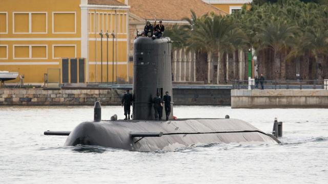 El submarino Tramontana saliendo del Arsenal de Cartagena.