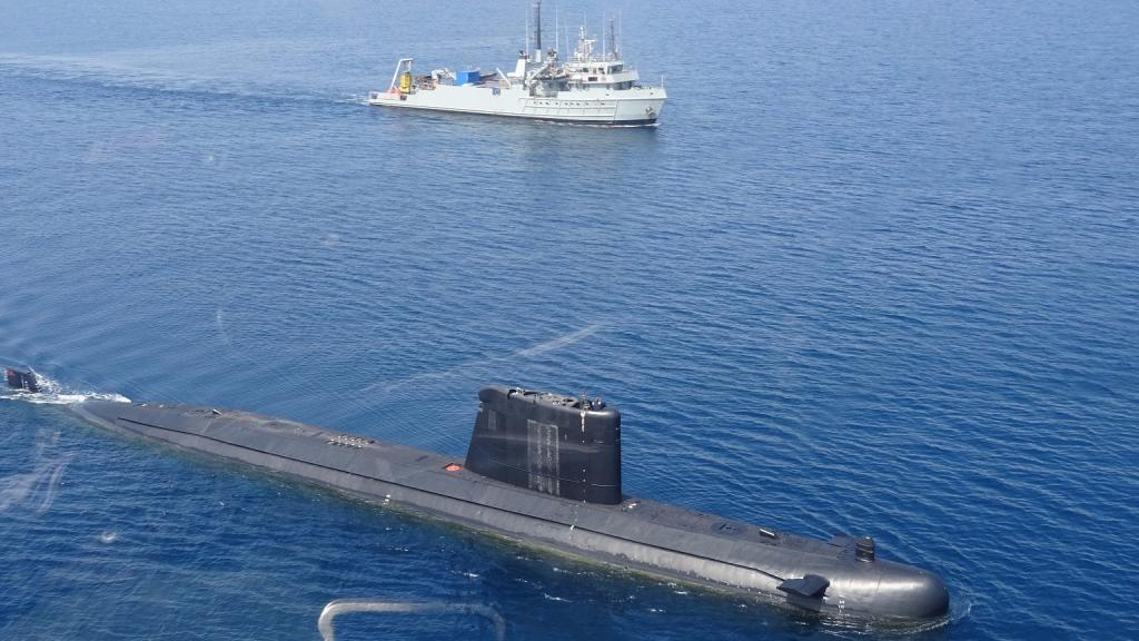 El submarino Tramontana junto con el buque de salvamento Neptuno.