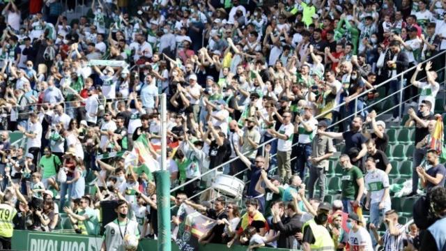 El Martínez Valero, lleno de gente.