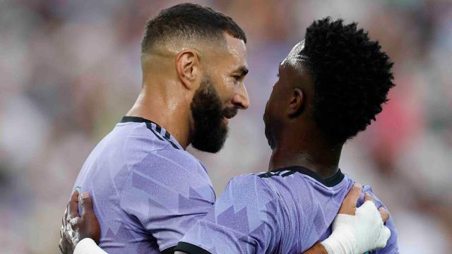 Abrazo entre Karim Benzema y Vinicius Jr., con la camiseta morada del Real Madrid