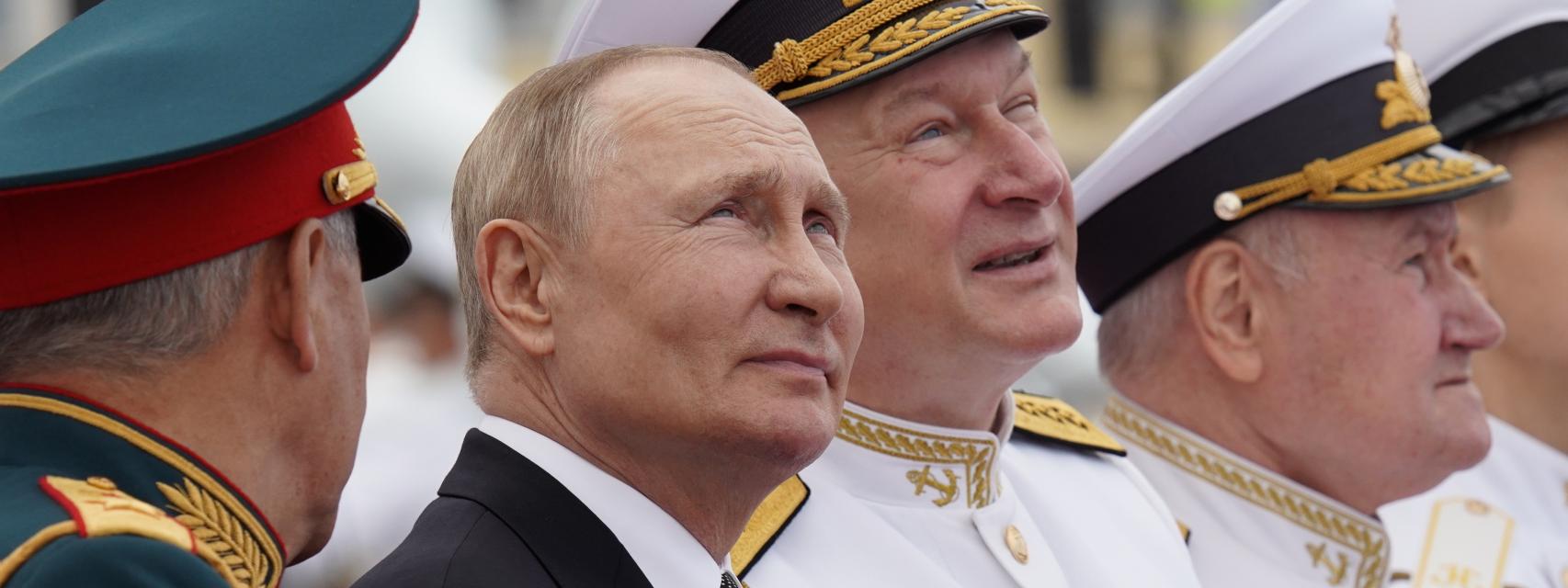 El presidente ruso Vladimir Putin asiste al Desfile Naval Principal que conmemora el Día de la Marina Rusa en San Petersburgo, Rusia, este domingo.