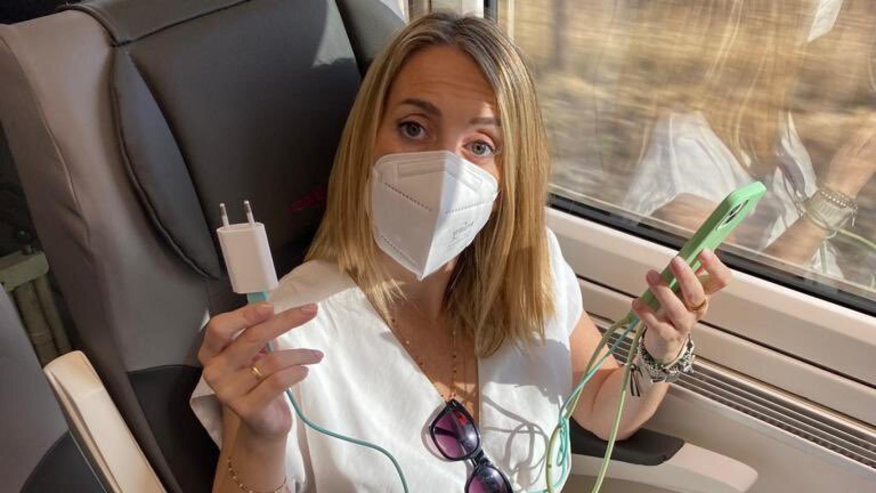 El ridículo de la candidata del PP en Extremadura: dice que en el tren no hay enchufes y los tenía debajo