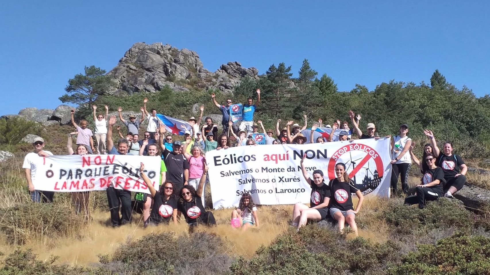 Un centenar de personas se manifiestan en Calvos de Randín (Ourense) contra el polígono eólico Lamas de Feás.