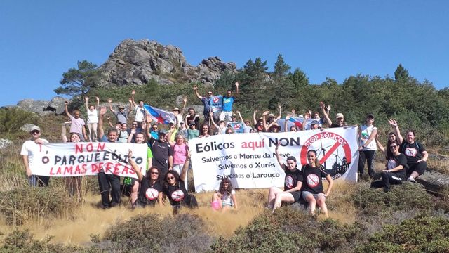 Un centenar de personas se manifiestan en Calvos de Randín (Ourense) contra el polígono eólico Lamas de Feás.