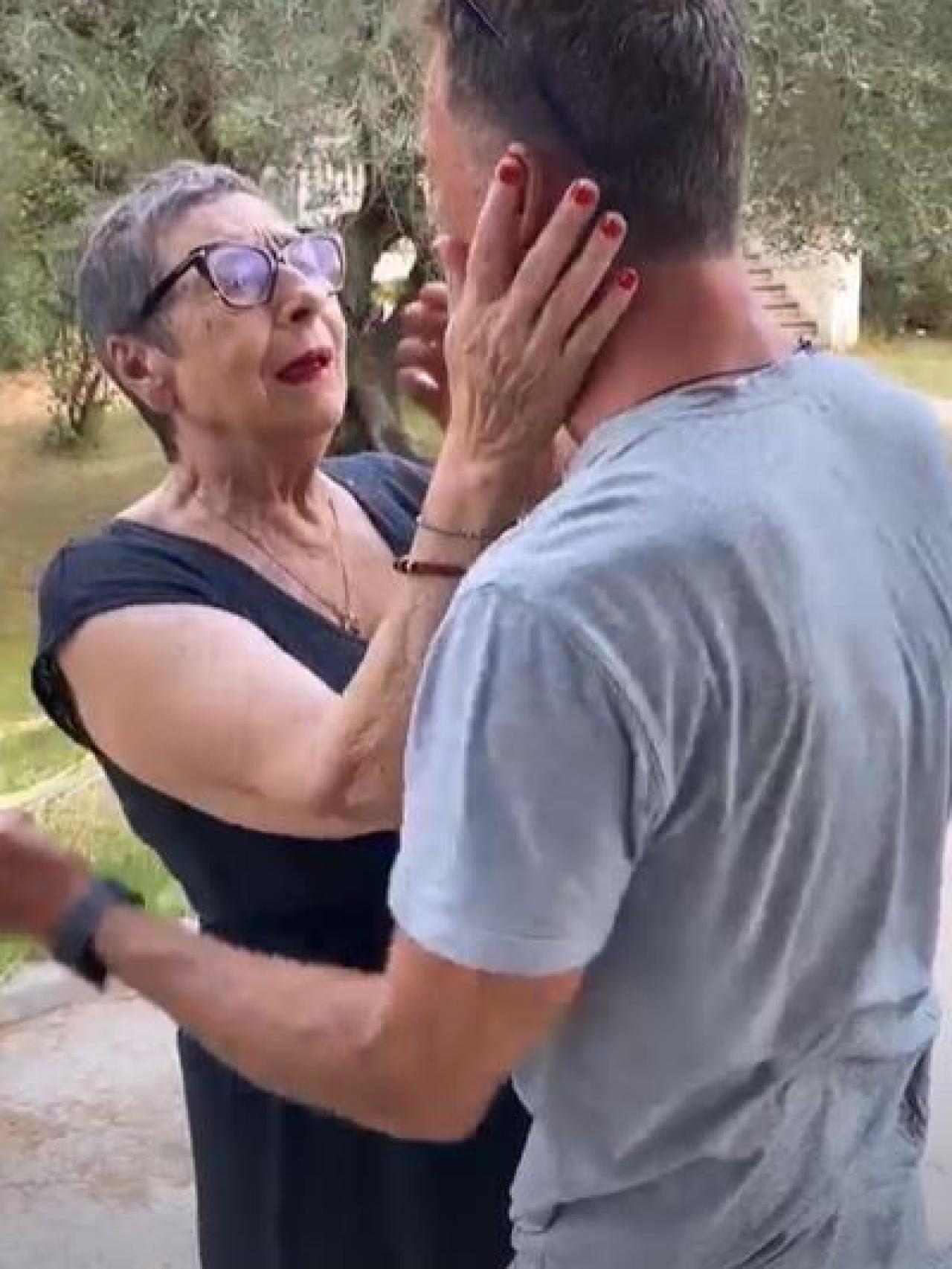 Nacho Palau reencontrándose con su madre tras su paso por 'Supervivientes'.