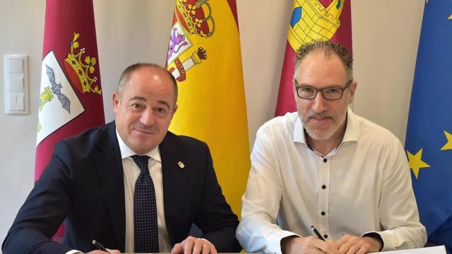 El alcalde de Albacete, Emilio Sáez (i), y el presidente de FAVA, José María Tévar Martínez (d).