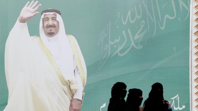 Una foto del rey Salmán junto a unas mujeres con niqab.