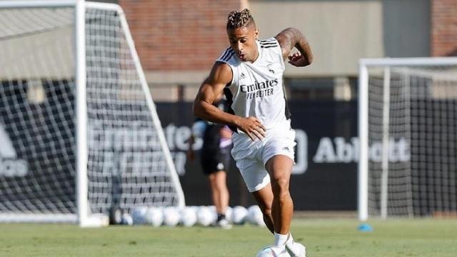 Mariano Díaz durante un entrenamiento con el Real Madrid.