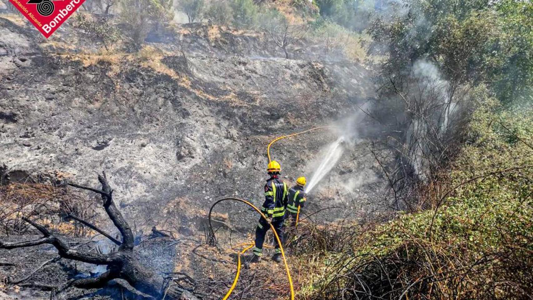 Imagen de una de las actuaciones de los bomberos de la Diputación este verano.