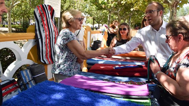 El alcalde de Ciudad Rodrigo, Marcos Iglesias, visita los puestos de venta en el último Martes Chico, en 2019