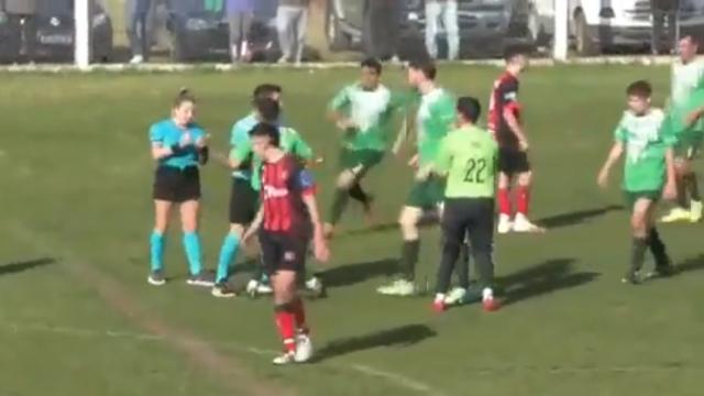 La agresión a una árbitra que escandaliza a Argentina: cobarde puñetazo por la espalda