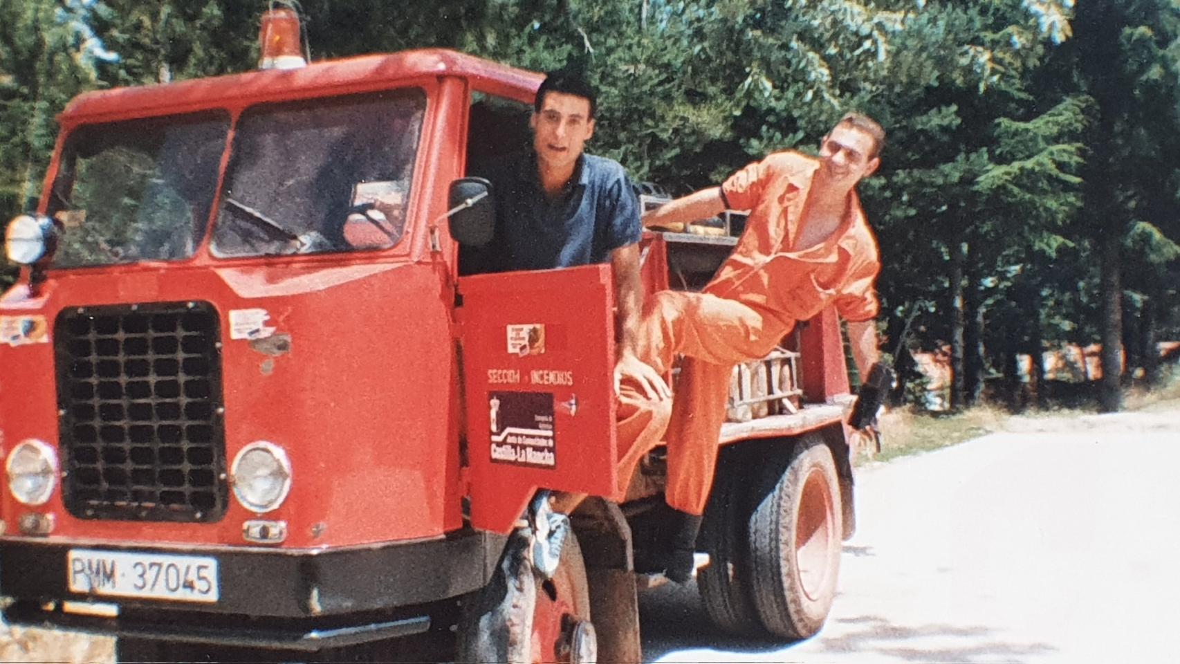 Antonio de Miguel (con camisa azul) en los años 80 cuando formaba parte del retén de Montes Claros en la Sierra de Ayllón.