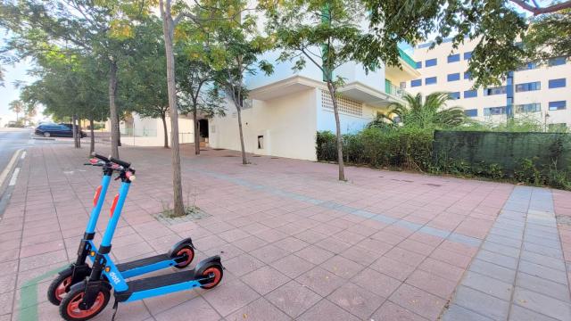 Dos patinetes de la empresa Dott, en Estepona (Málaga).